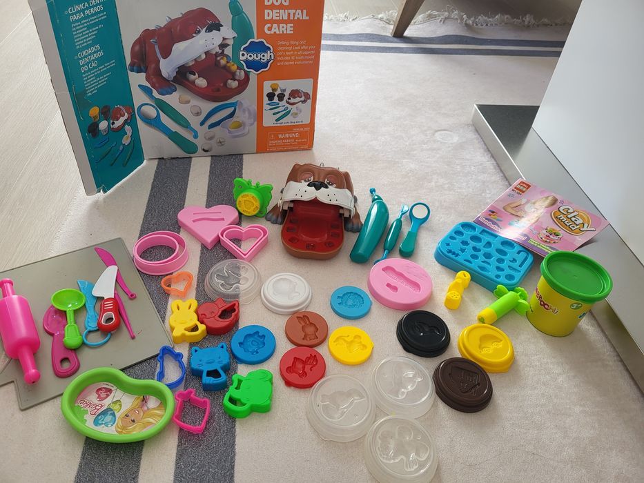 Куче на зъболекар и формички за пластелин