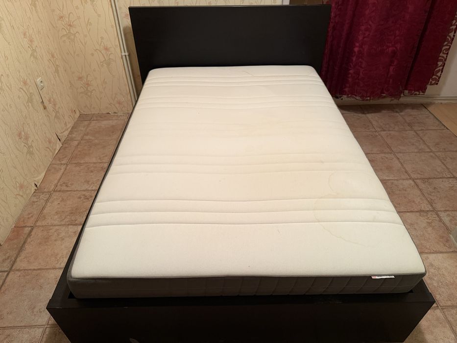 Спалня от IKEA с подматрачна рамка и матрак