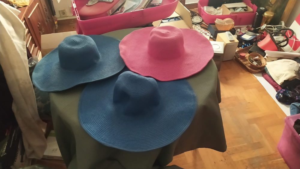 Vand palarii dama de plaja si oras.