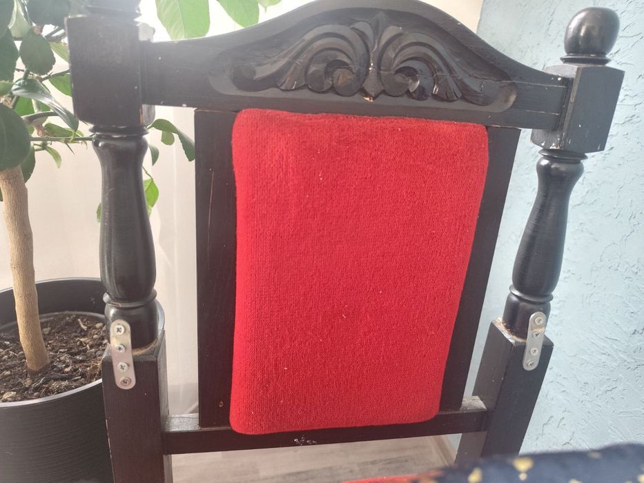 Столове - черно с червено за трапезария