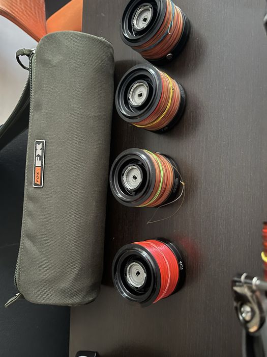 Set 4 Tamburi Aluminiu Daiwa Emblem 5500 QDA Husa Fox Fir la alegere