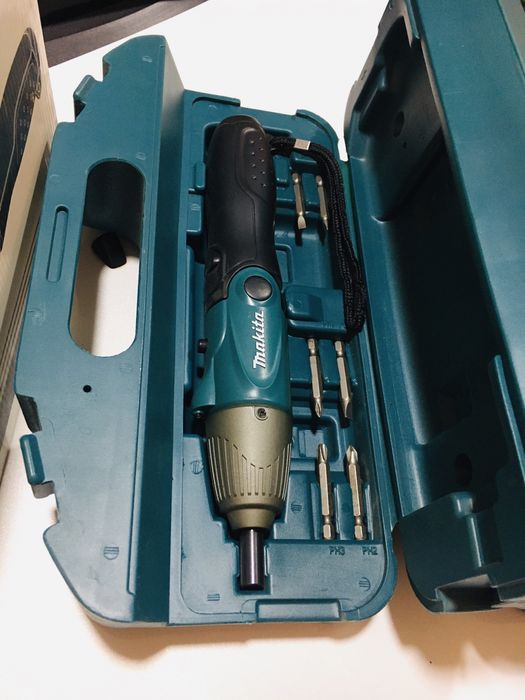 Фирм. аккумуляторная отвёртка+чемодан 80шт разных бит MAKITA ORIGINAL