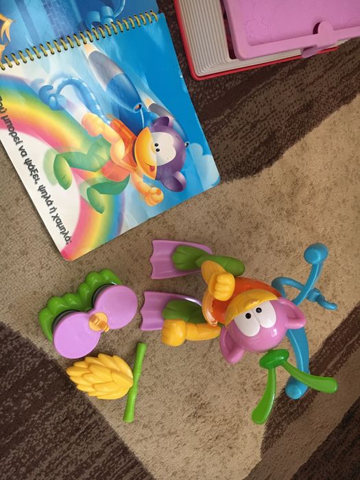 Поражается игрушка конструктор