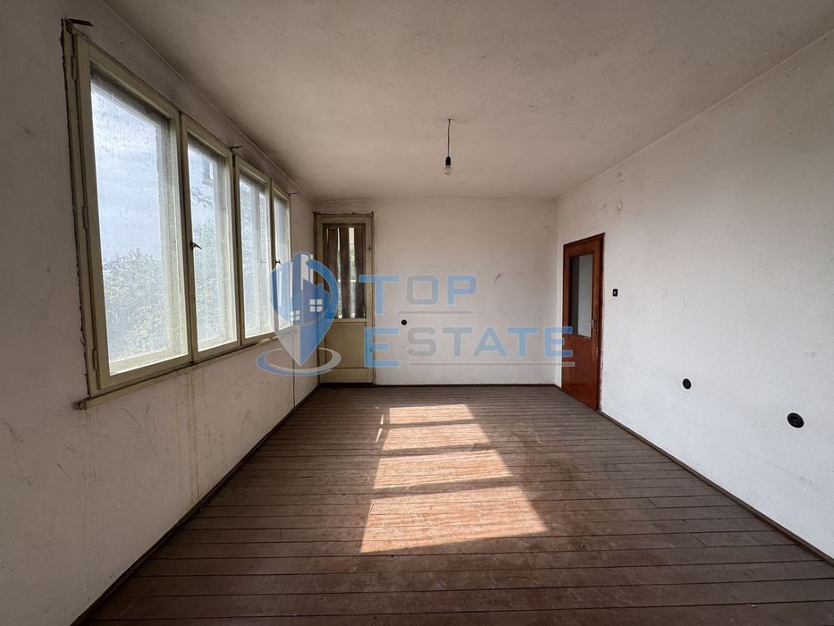 Етаж от къща със сутеренен етаж в град Павликени, област Велико Търно