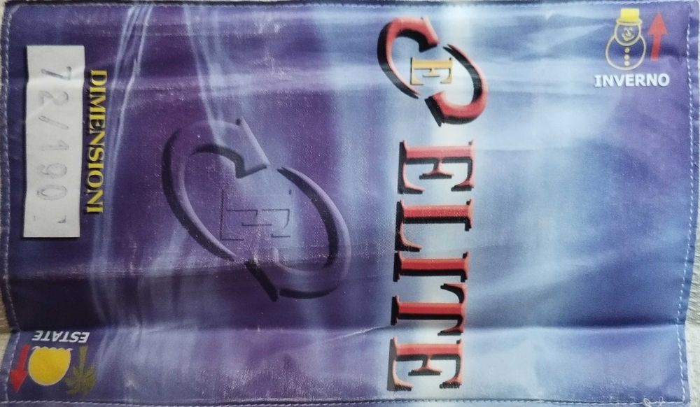 Продава се спалня с матраци и нощни шкафчета.