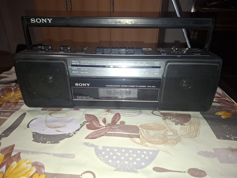 Sony CFS-210L, radiocasetofon made in France, radio 4 benzi, Antena Satelor, perfect funcțional