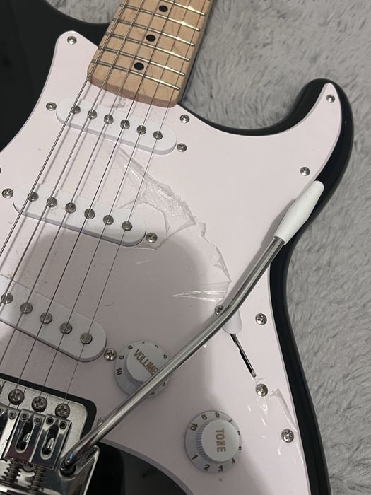 Chitara electrica fender cu folie pe ea+ amplificator si accesorii