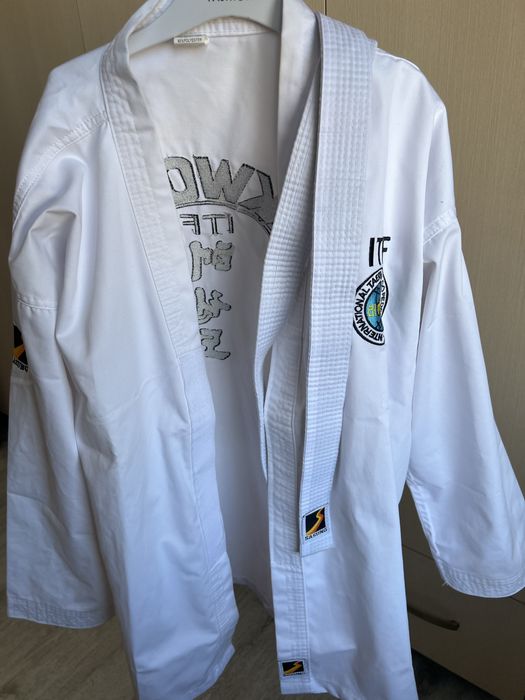 Продается форма для таэквандо и экиперовку