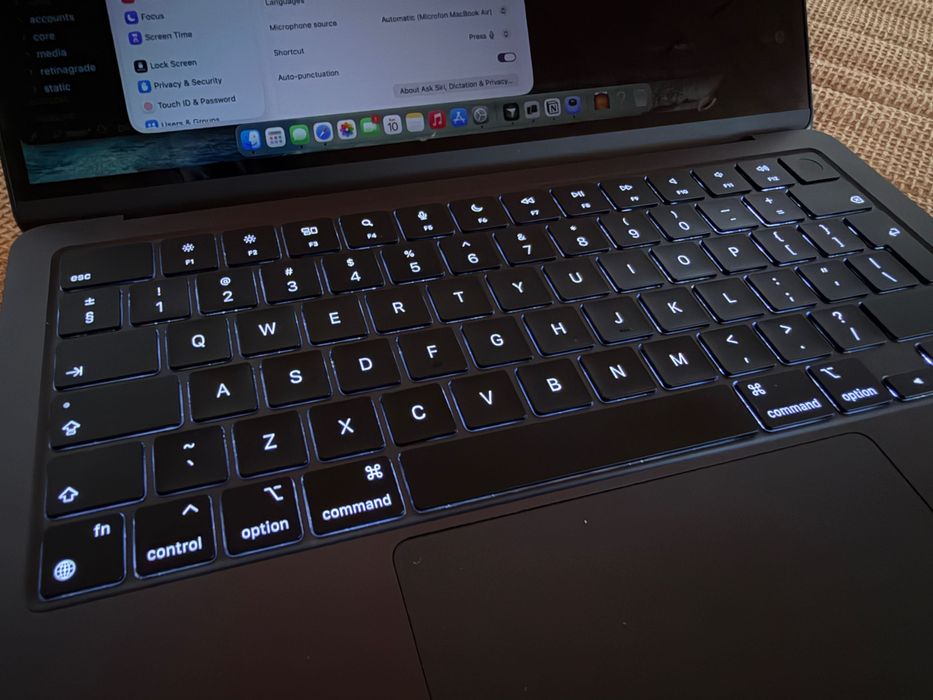 Apple MacBook Air M2 2022, 13", 8GB RAM, chip Apple M2, macOS Tahoe, stare foarte bună
