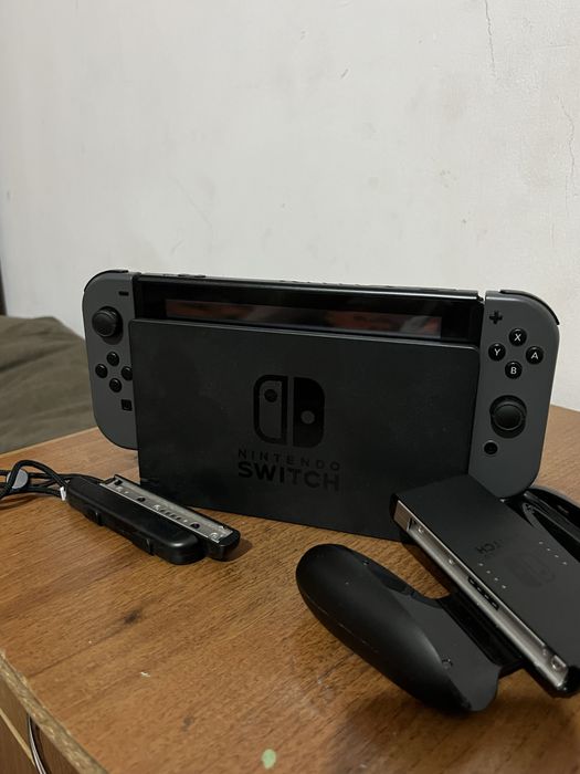 Прошитый нинтендо свитч в хорошом состояний + сд карта на 256 гб