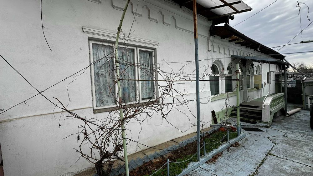 Casă cu teren 500 mp și potențial comercial – Drăgășani