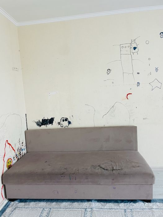 Диван гостинный.