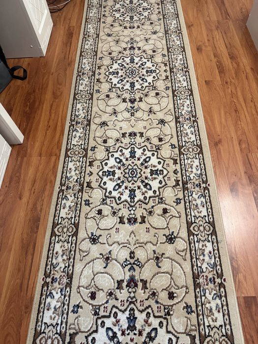 Ковровая дорожка светло-коричневого цвета.Цвет нежный,не яркий.