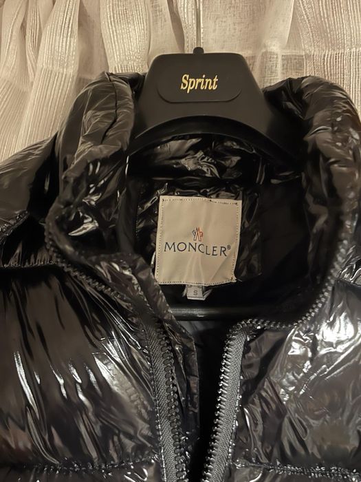 Продавам зимно яке на Moncler размер S