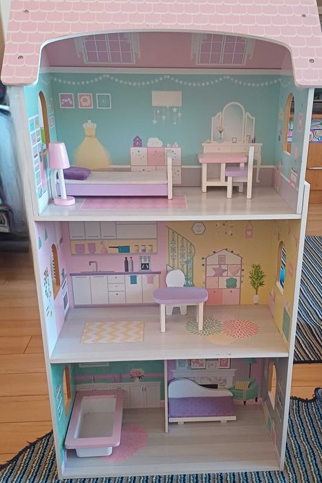 Дървена къща за кукли.