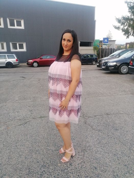 Vând Rochie Roz cu volane  dantela neagra. Mărimea L