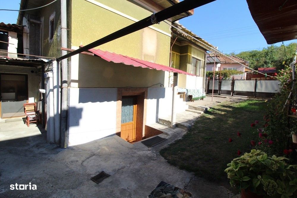 Vând casă D+P în Peștișu Mare, la 4 km de Hunedoara, garaj, anexe...