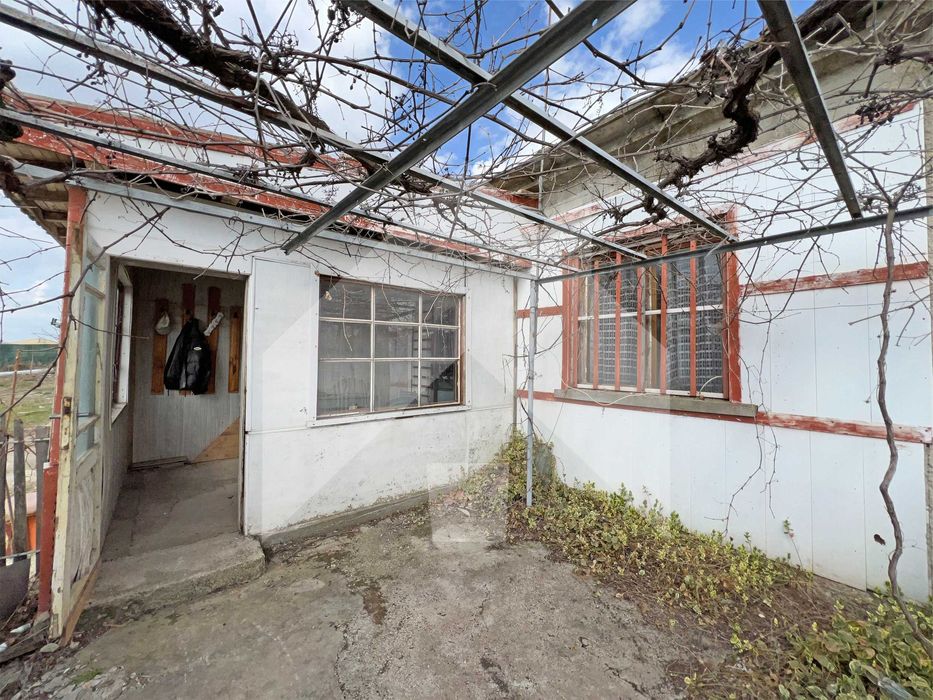 Продава БИЗНЕС имот СКЛАДОВЕ с ЖИЛИЩНА част в с. Стоян Михайловски