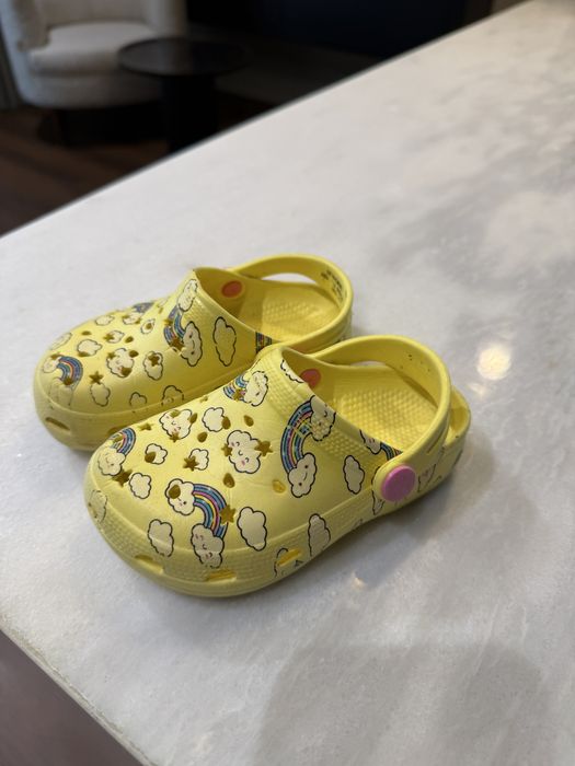 Saboti galben, imprimeu nori si curcubeu. Model crocs, Lc waikiki. 24