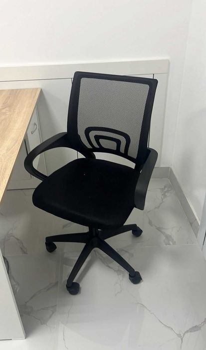 Продам офисный мебель почти новые