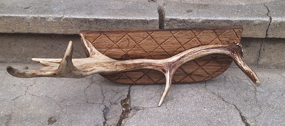 Cuier rustic handmade din corn de cerb lopatar panoplie sculptata manual