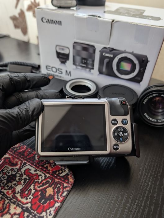 Kit Canon EOS M cu maner grip, 4 baterii 2 obiecte si altele