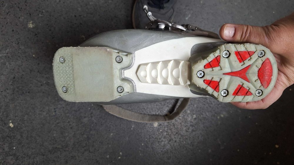 Продавам ски обувки Atomic