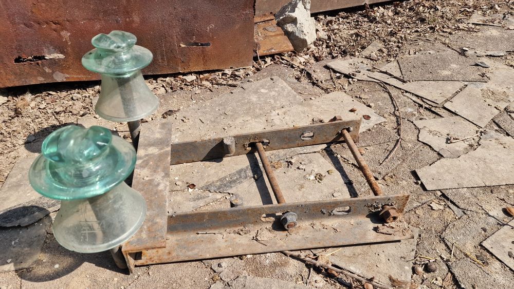 Траверса с изоляторами