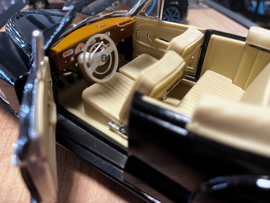 MAISTO колекционерски модел BMW 507 1955г. 1:18 мащаб,като нов