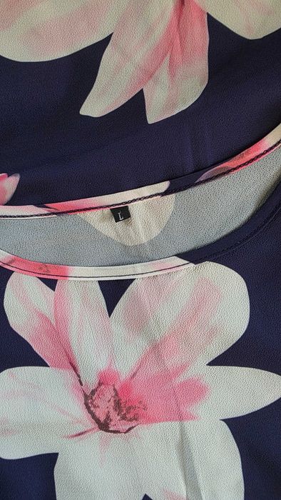 Rochie bleumarin cu imprimeu floral roz si maneci cu funda