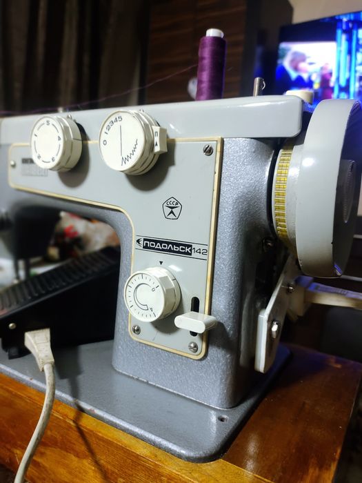 Продам электрическую швейную машинку Подольск 142