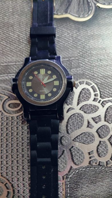 Продаю электронные часы.