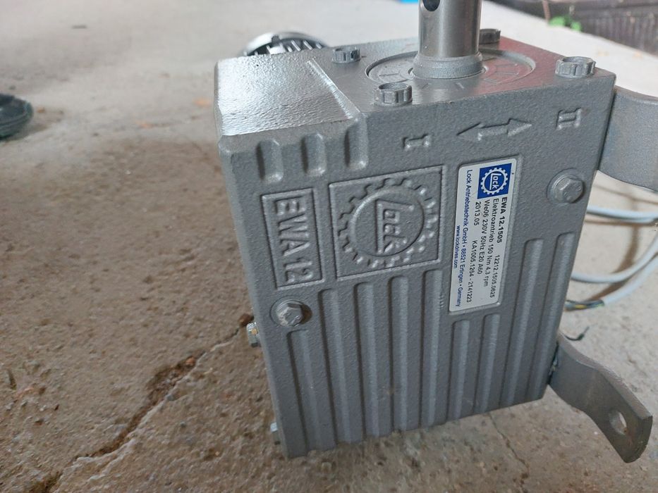 Vând reductor cu motor