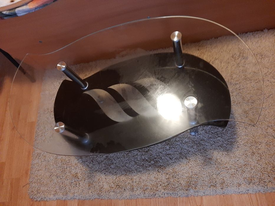 Masă din sticlă ptr cafea cu două polițe in stare perfectă culoare