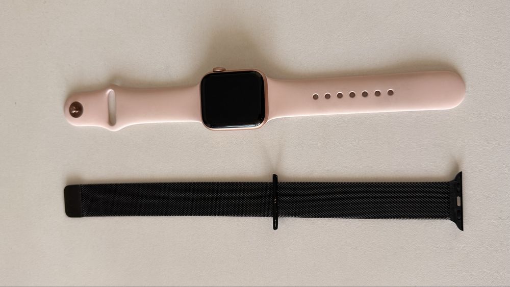 Продам Apple Watch Series 4