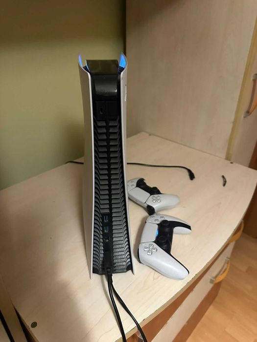 PlayStation 5 cu 2 gamepaduri, la cutie