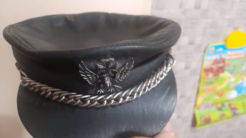 Продавам оригинален рокерски каскет от естествена кожа