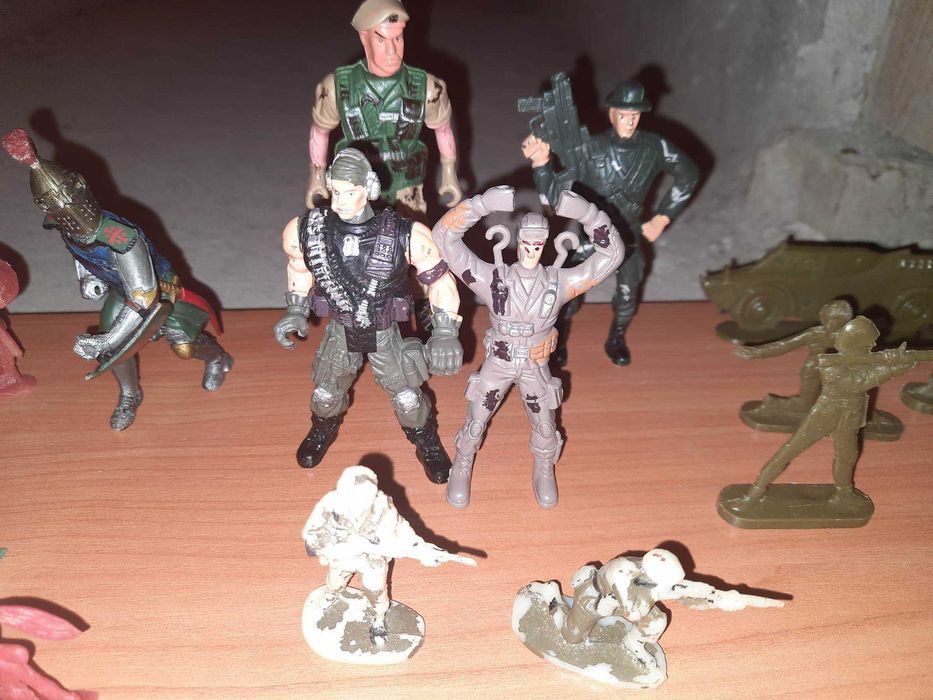 Много атрактивни войници, индианци и каубои за игри и колекциониране