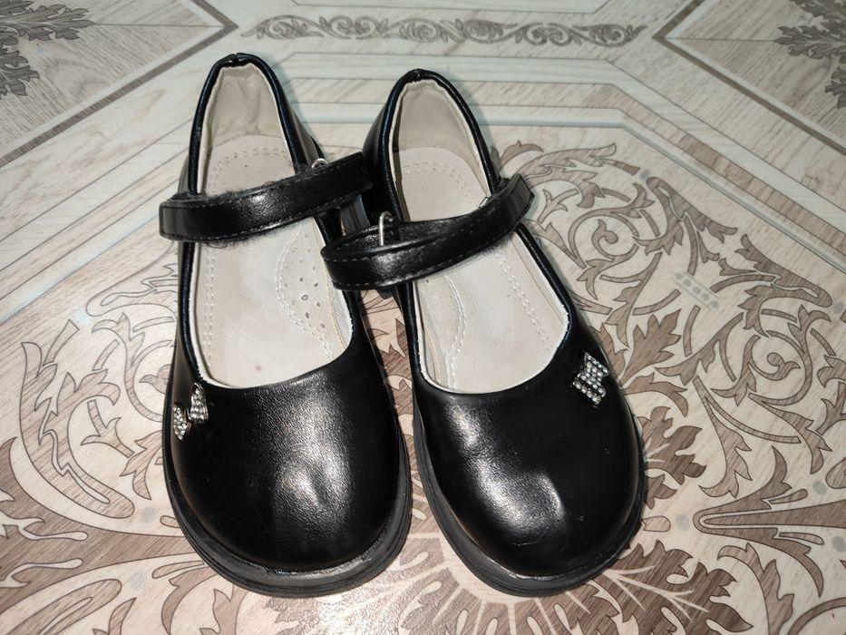 Продам школьные туфли