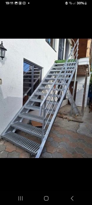 Scări metalice zincate și trepte