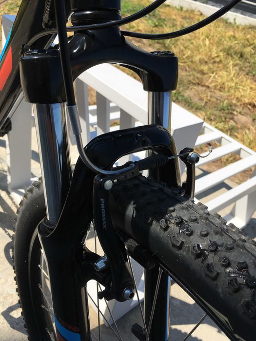 bicicleta tip MTB marca GT pentru adolescenti de 1.58-1.65 m