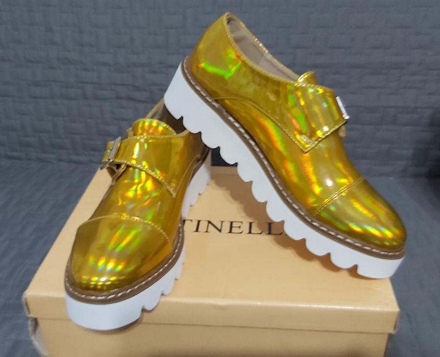 Pantofi cu platforma aurii