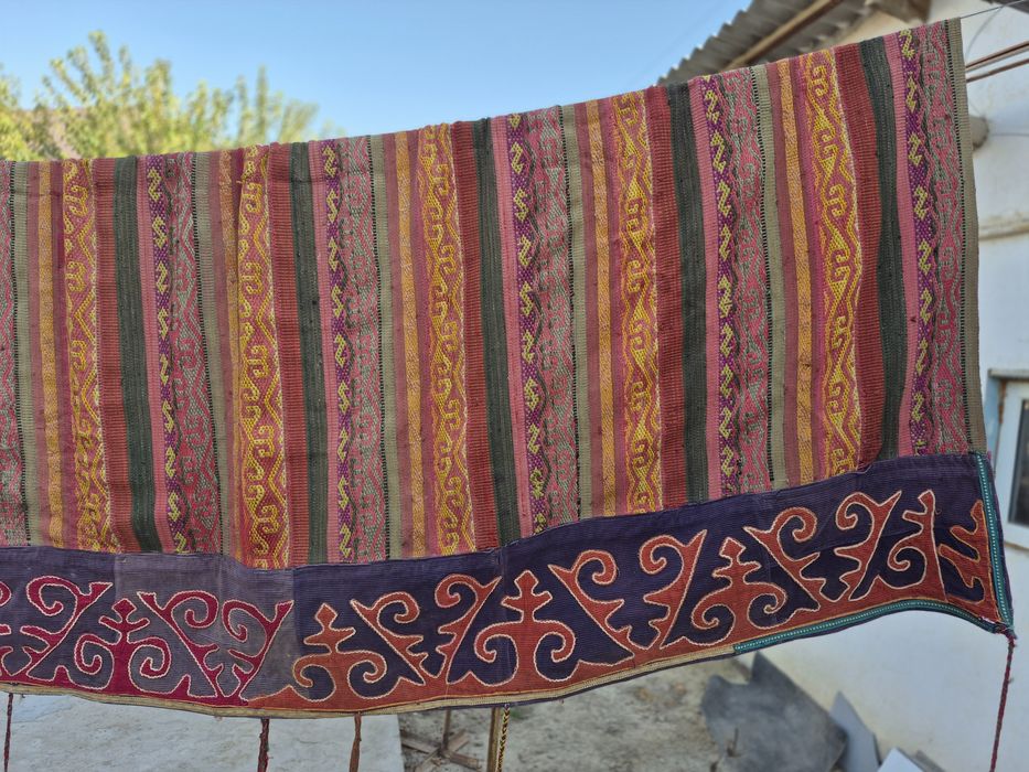 Ескі қазақ бұйымдары сатылады