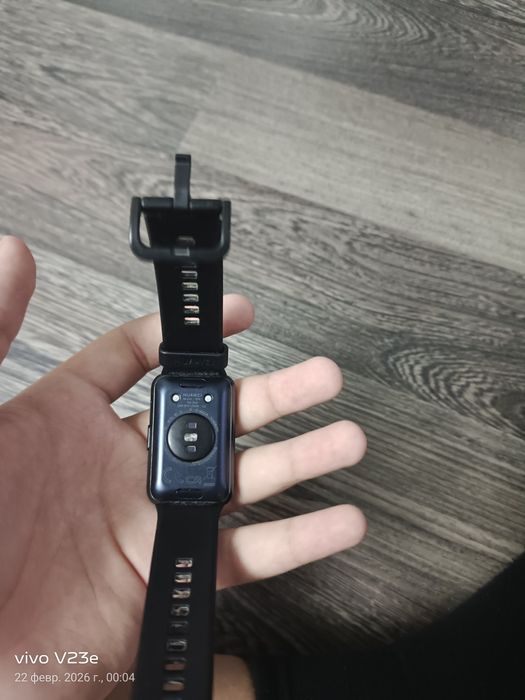 Продам часы Huawei watch fit