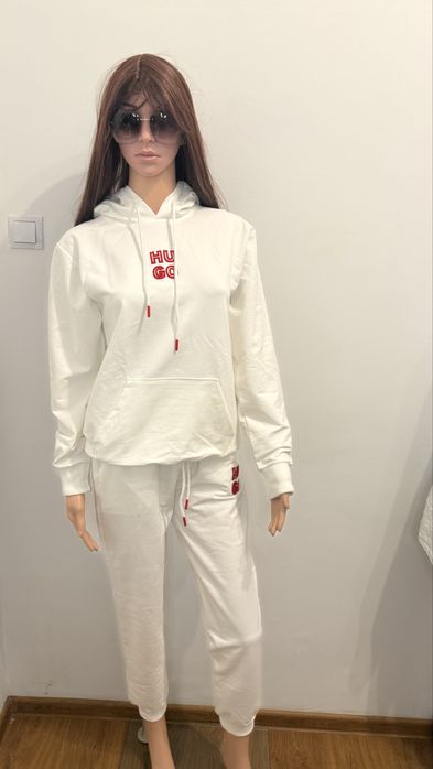 Спортен бял комлет на Hugo Bos