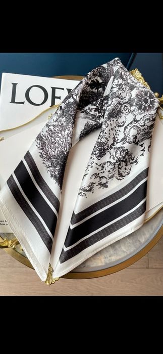 Eșarfă Christian Dior, 100% mătase, 70x70cm, preț fix