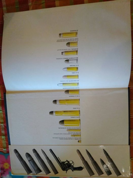 Продавам антикварна книга на Анлийски език