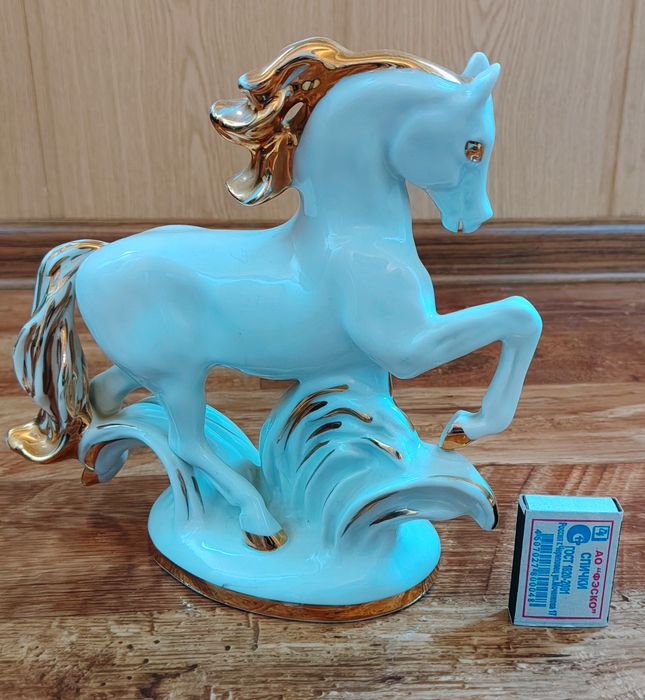 Продам статуэтку лошади