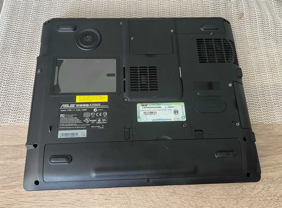 Laptop retro ASUS A2500S Pentium 4 Radeon 9600 pentru colecționari