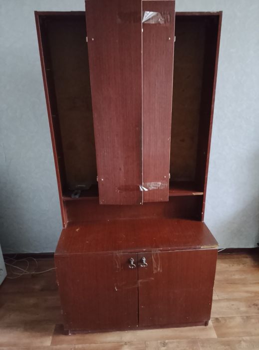 Зеркало с тумбочкой